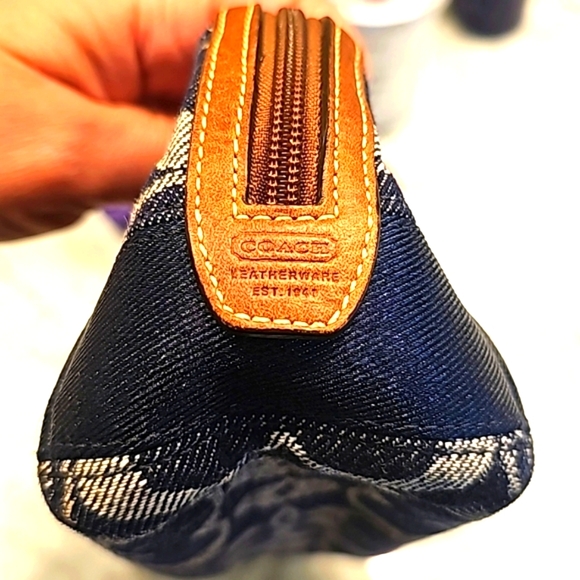 VINTAGE WOMEN'S COACH DENIM MAKEUP BAG IN LEATHER COLOR BLUE WITH BROWN TRIM - Picture 15 of 16